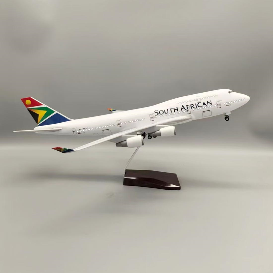 Model Kit Led - 南アフリカ製 1:150 B747 飛行機模型キット、LEDライトタッチまたはサウンド付き、子供と大人向けのディスプレイ用ダイキャスト玩具