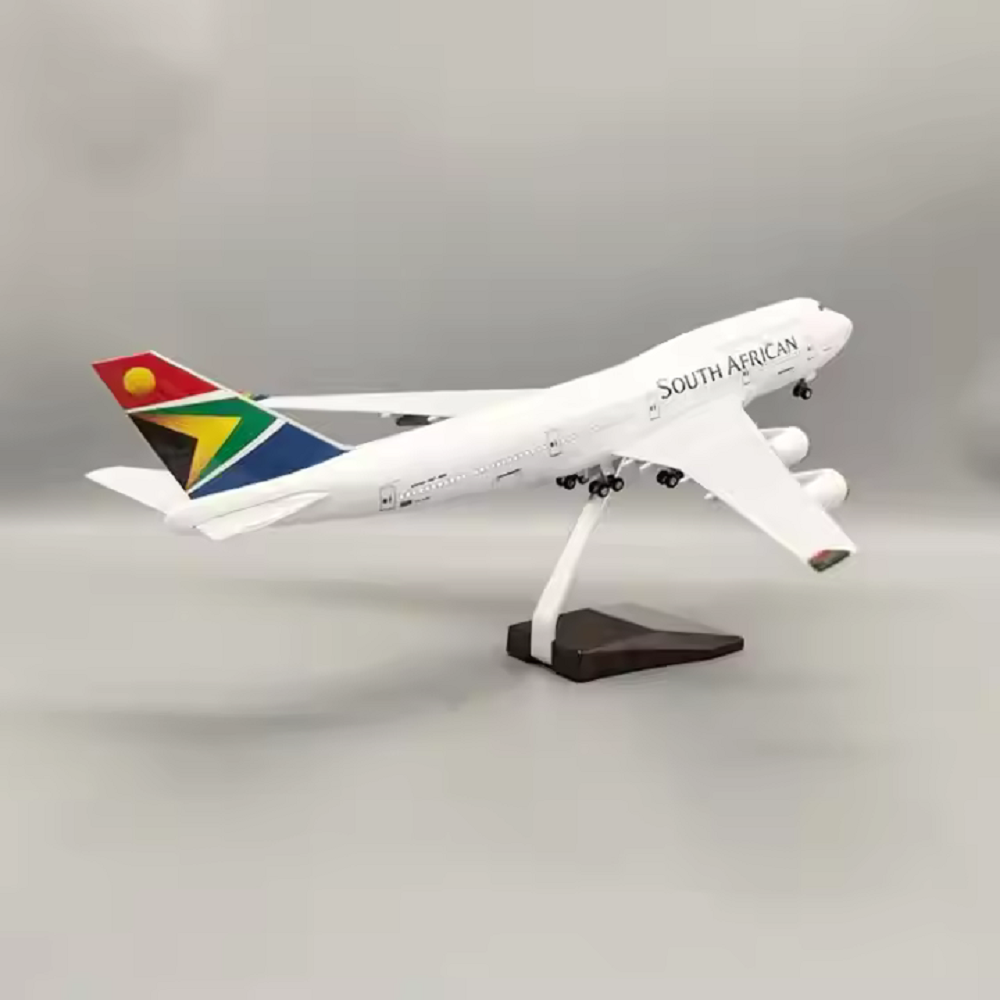 南アフリカ製 1:150 B747 飛行機模型キット、LED - Model Kit Led のレビューと価格
