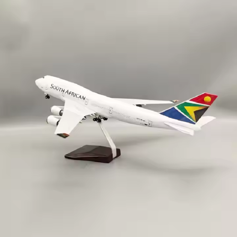 南アフリカ製 1:150 B747 飛行機模型キット、LED - Model Kit Led のレビューと価格
