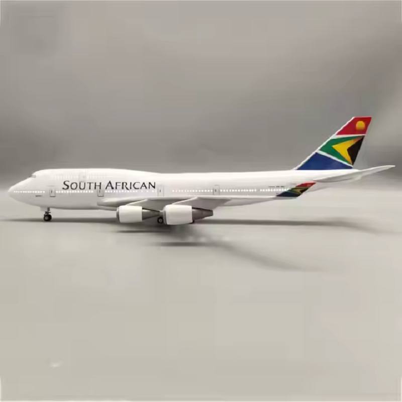南アフリカ製 1:150 B747 飛行機模型キット、LED - Model Kit Led のレビューと価格